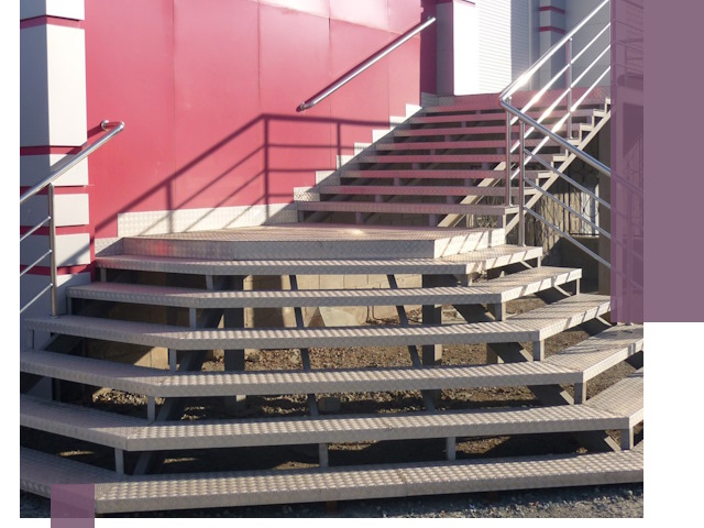 Лестницы для магазина в Сосновом Боре — изготовление и монтаж