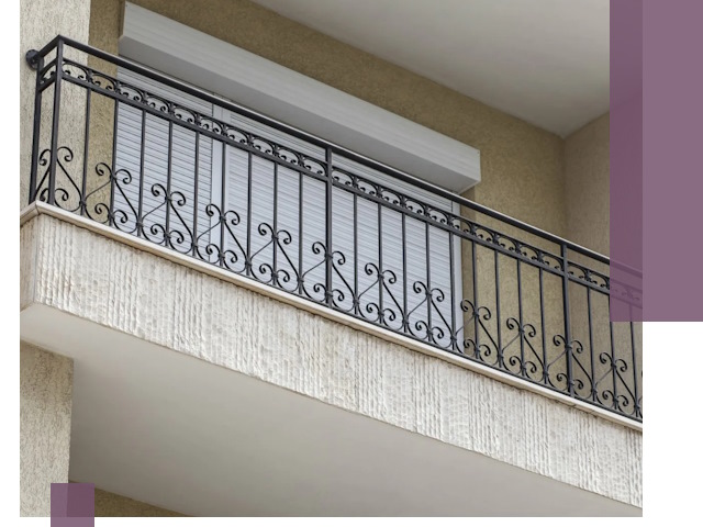 Балконные ограждения из металла и стекла в Сосновом Боре для домов