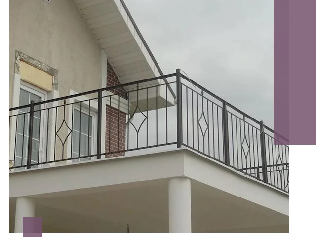 Изготовление балконных ограждений в Сосновом Боре из металла и стекла