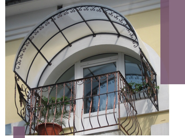 Козырьки над балконом в Сосновом Боре — изготовление и монтаж